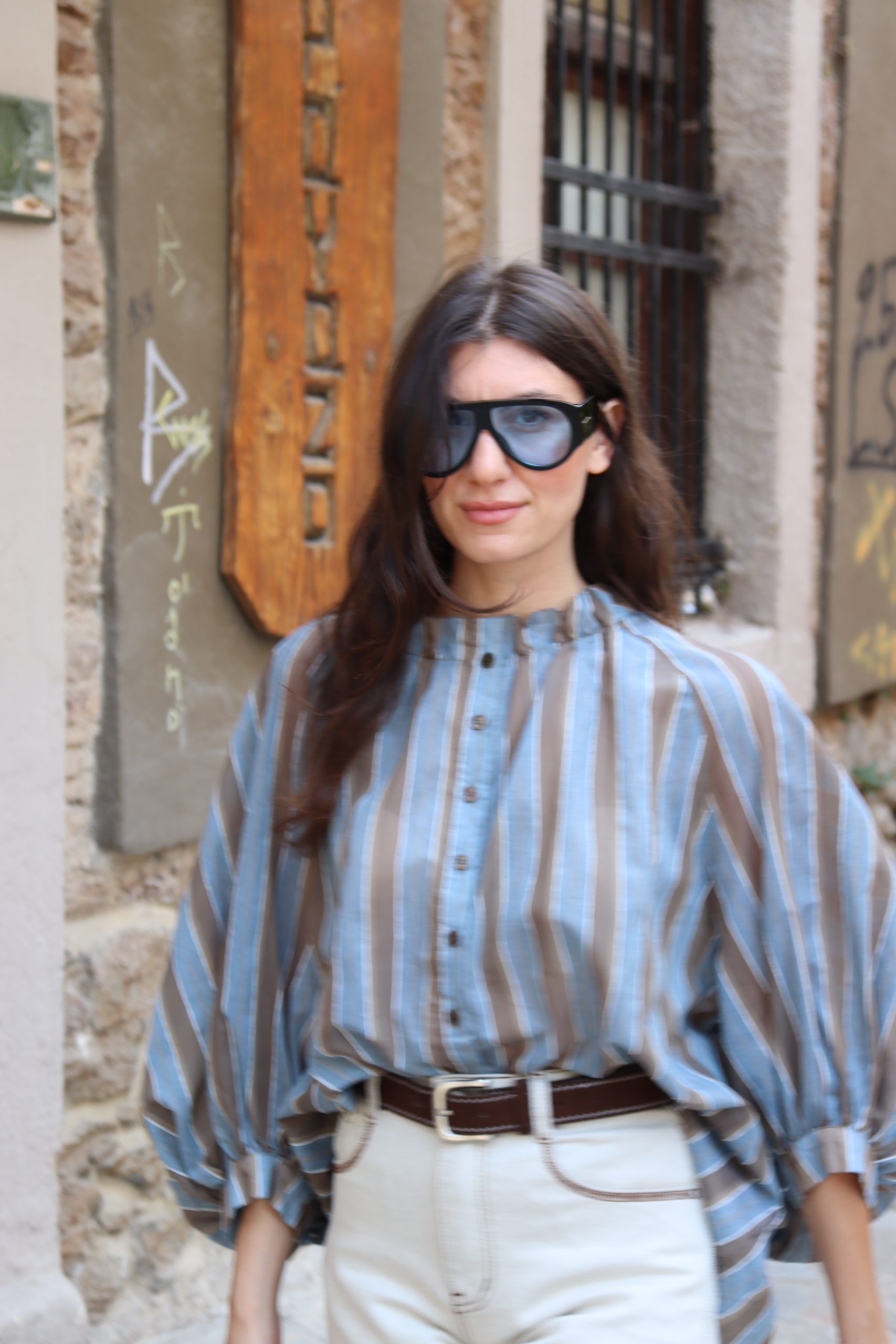 Ριγέ Oversized Πουκάμισο με Φουσκωτά Μανίκια & Μάο Γιακά – Μπλε / Καφέ - Image 2