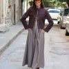 Cropped Suede τζάκετ με όρθιο γιακά & φερμουάρ – σκούρο καφέ - Image 3