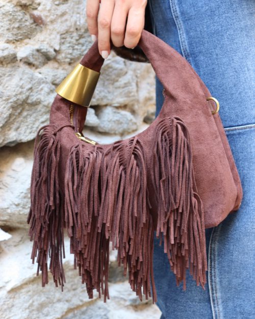Suede τσάντα χειρός Hobo με κρόσσια & μεταλλικό δαχτυλίδι / σκούρο καφέ