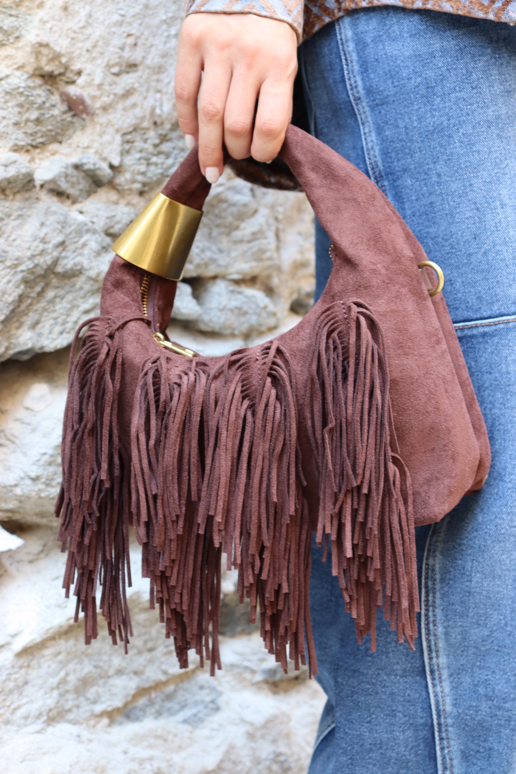 Suede τσάντα χειρός Hobo με κρόσσια & μεταλλικό δαχτυλίδι / σκούρο καφέ