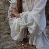 Χυτή Μπλούζα Off-Shoulder με Βολάν & Εντυπωσιακά Μανίκια - Image 2