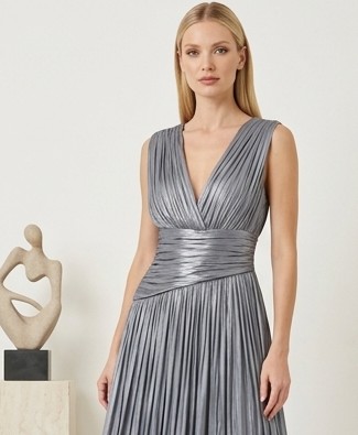 Alternative view of Luxe Metallic Maxi Φόρεμα Πλισέ με V Λαιμόκοψη